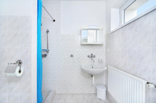 Třílůžkový pokoj – koupelna